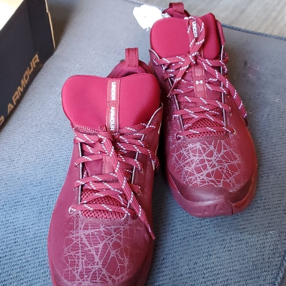maroon under armour basketball shoes